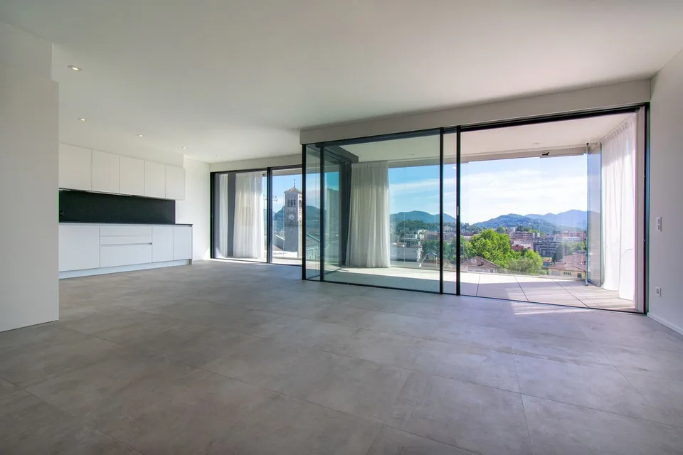 ELEGANTE APPARTAMENTO CON TERRAZZA E BELLISSIMA VISTA APERTA