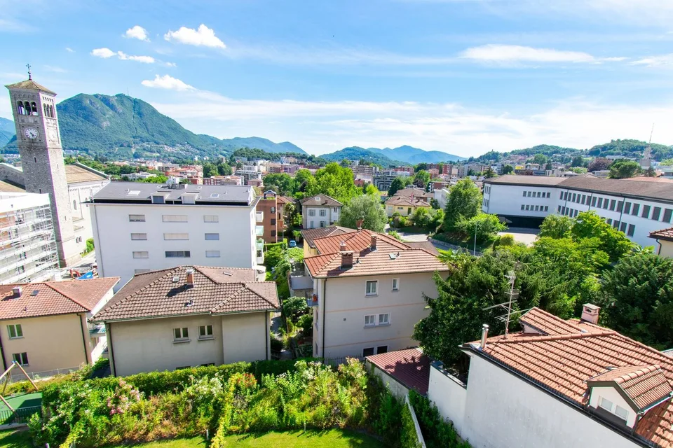 Elegantes Appartement mit Terrasse und wunderschöner Aussicht – Foto 14 von 15