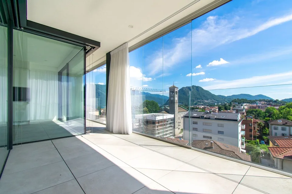 ELEGANTE APPARTAMENTO CON TERRAZZA E BELLISSIMA VISTA APERTA