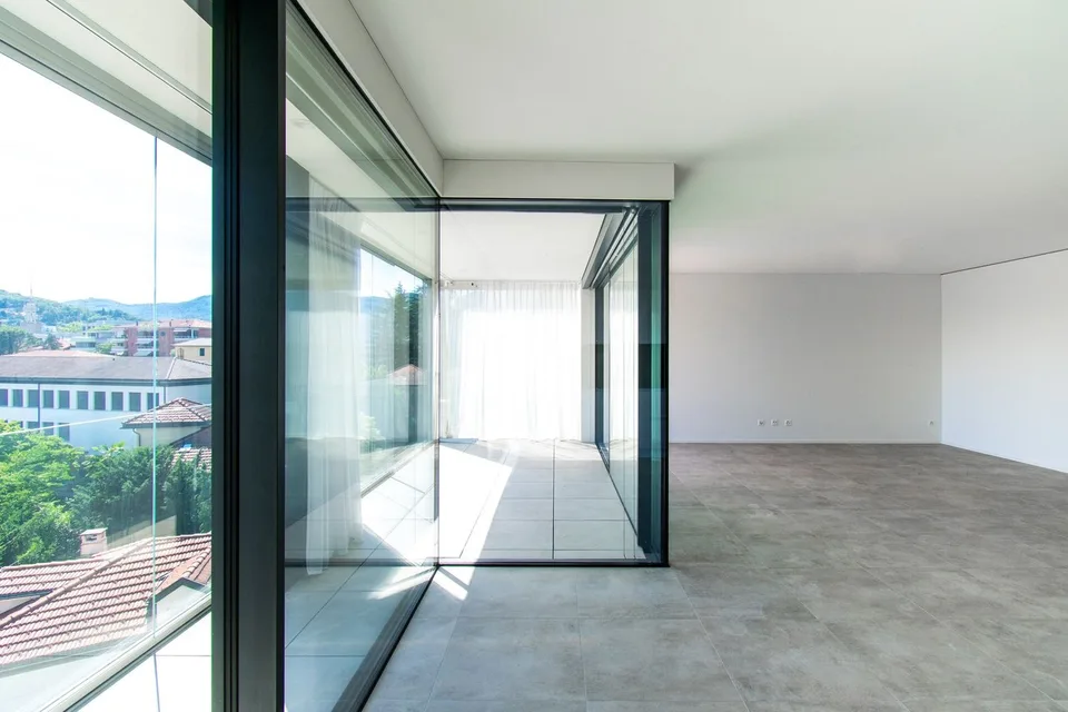 Elegantes Appartement mit Terrasse und wunderschöner Aussicht – Foto 7 von 15