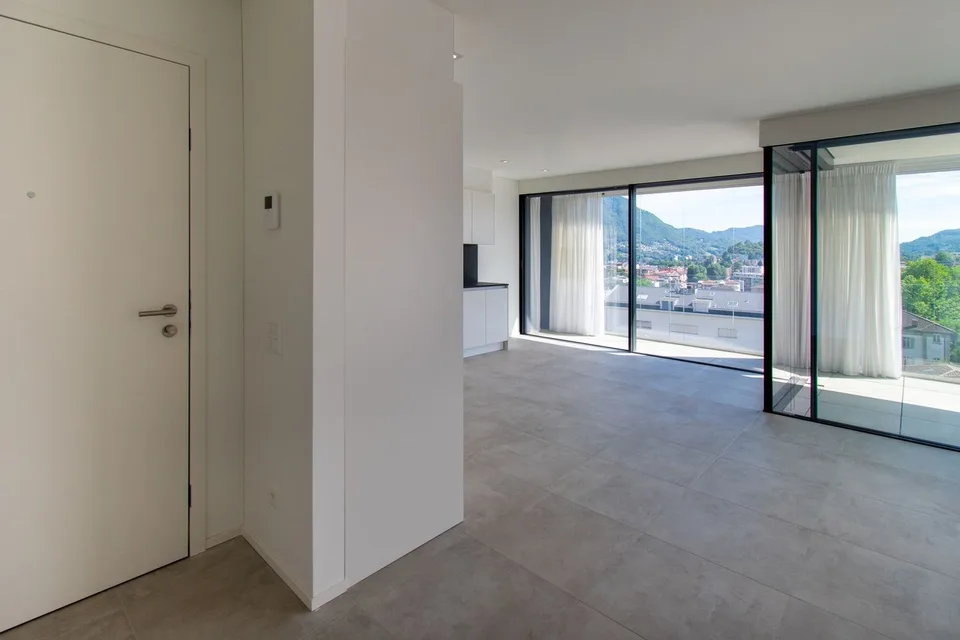 ELEGANTE APPARTAMENTO CON TERRAZZA E BELLISSIMA VISTA APERTA