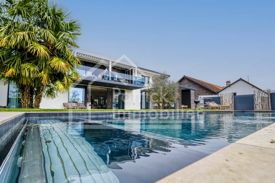 Villa contemporaine d'exception avec piscine et spa à deux pas du lac