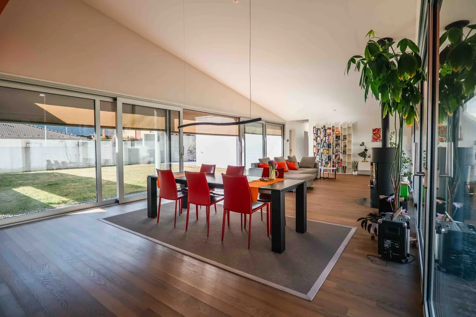 VENDESI A CRESCIANO - MODERNA E AMPIA VILLA DI 5.5 LOCALI IN ZONA TRANQUILLA