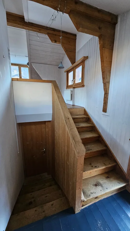 Maison d'habitation intéressante à vendre, composée de deux appartements avec atelier et jardin d'hiver.