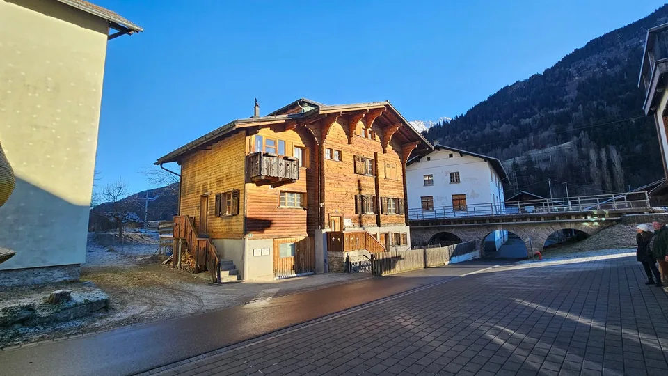 Maison d'habitation intéressante à vendre, composée de deux appartements avec atelier et jardin d'hiver.