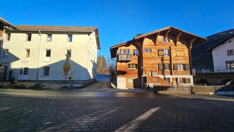 Maison d'habitation intéressante à vendre, composée de deux appartements avec atelier et jardin d'hiver.