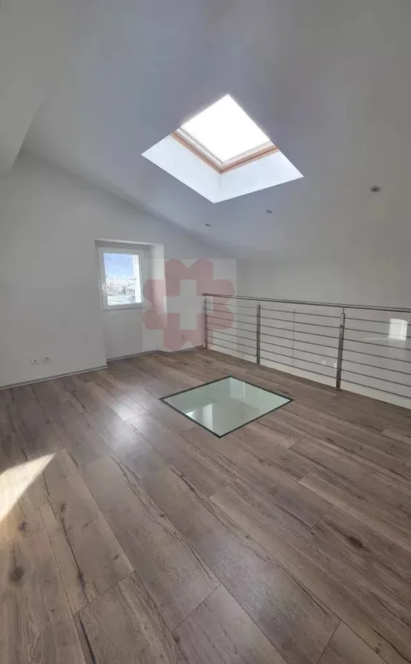 Dachgeschoß-Duplex 4.5 Zimmer im Zentrum von Leytron