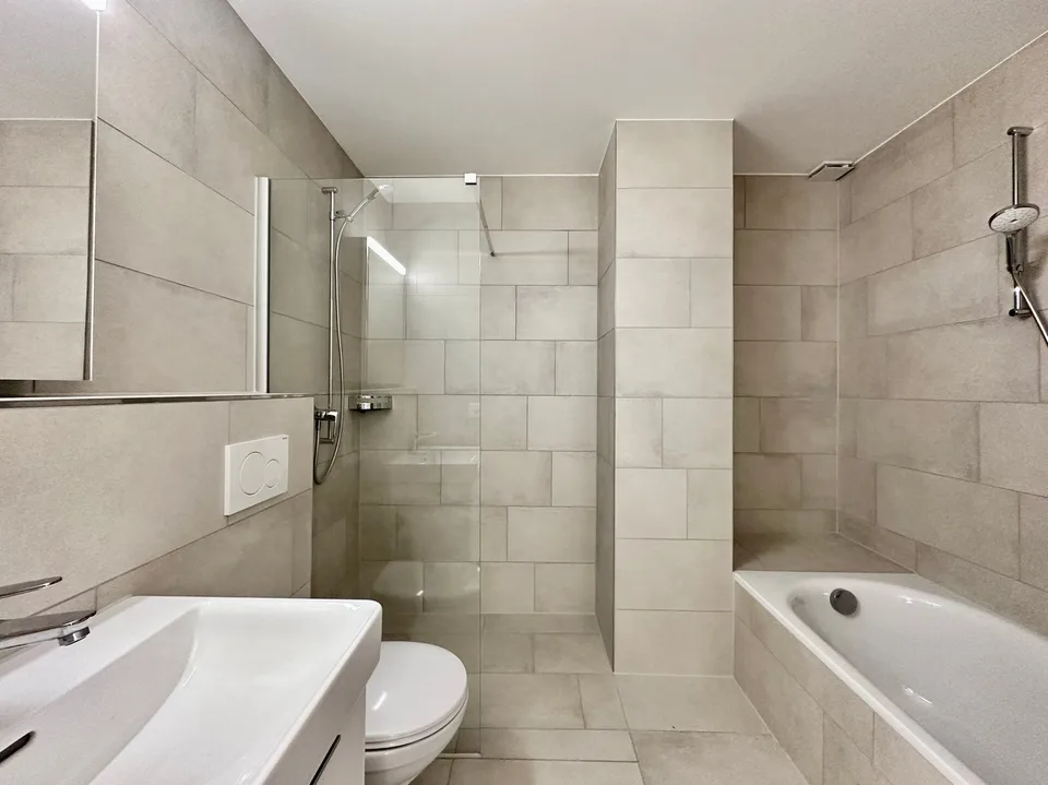 Appartamento attico di 5,5 locali ristrutturato con vista panoramica a Küngoldingen – foto 17 di 35
