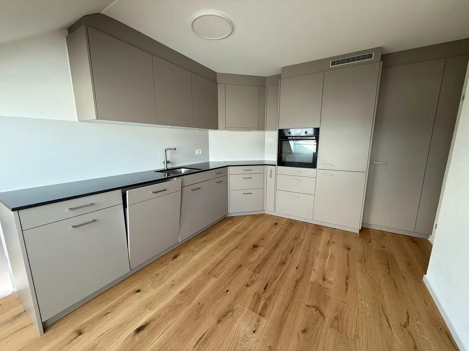 Appartamento attico di 5,5 locali ristrutturato con vista panoramica a Küngoldingen – foto 12 di 35