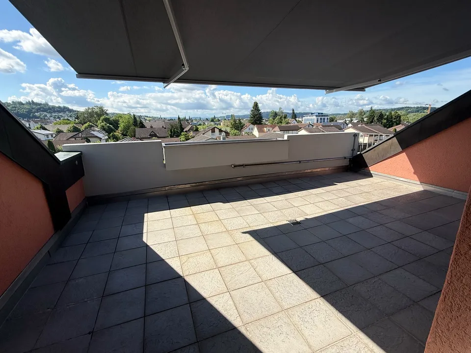 Appartamento attico di 5,5 locali ristrutturato con vista panoramica a Küngoldingen – foto 9 di 35