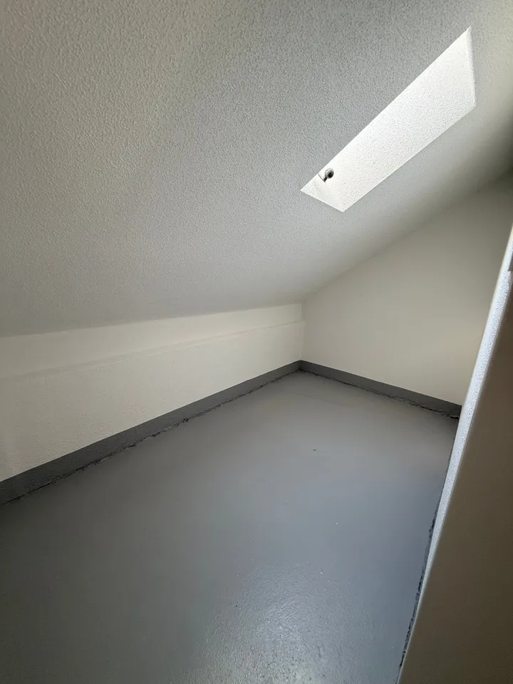 Appartamento attico di 5,5 locali ristrutturato con vista panoramica a Küngoldingen – foto 23 di 35