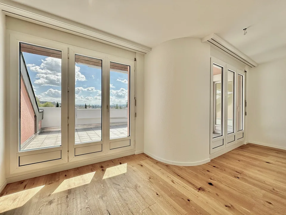 Appartamento attico di 5,5 locali ristrutturato con vista panoramica a Küngoldingen – foto 8 di 35