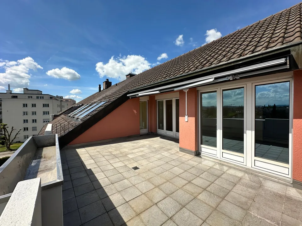 Appartamento attico di 5,5 locali ristrutturato con vista panoramica a Küngoldingen – foto 10 di 35
