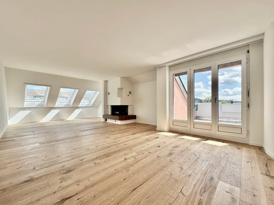 Appartamento attico di 5,5 locali ristrutturato con vista panoramica a Küngoldingen – foto 6 di 35