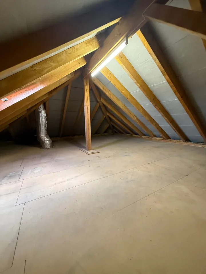 Appartamento attico di 5,5 locali ristrutturato con vista panoramica a Küngoldingen – foto 25 di 35