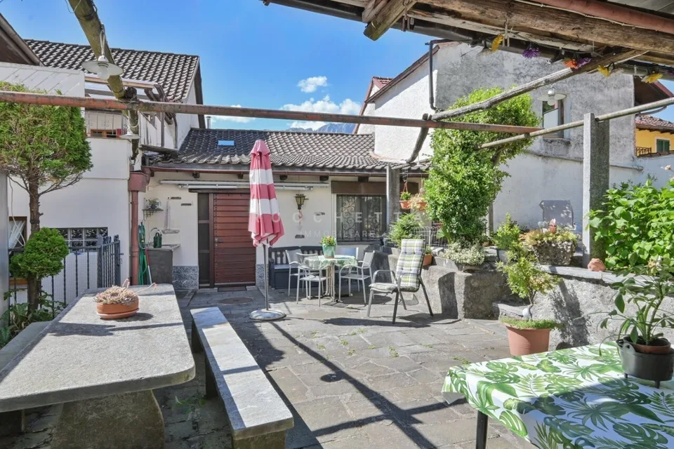 Grande e curata casa ticinese storica con splendido spazio esterno