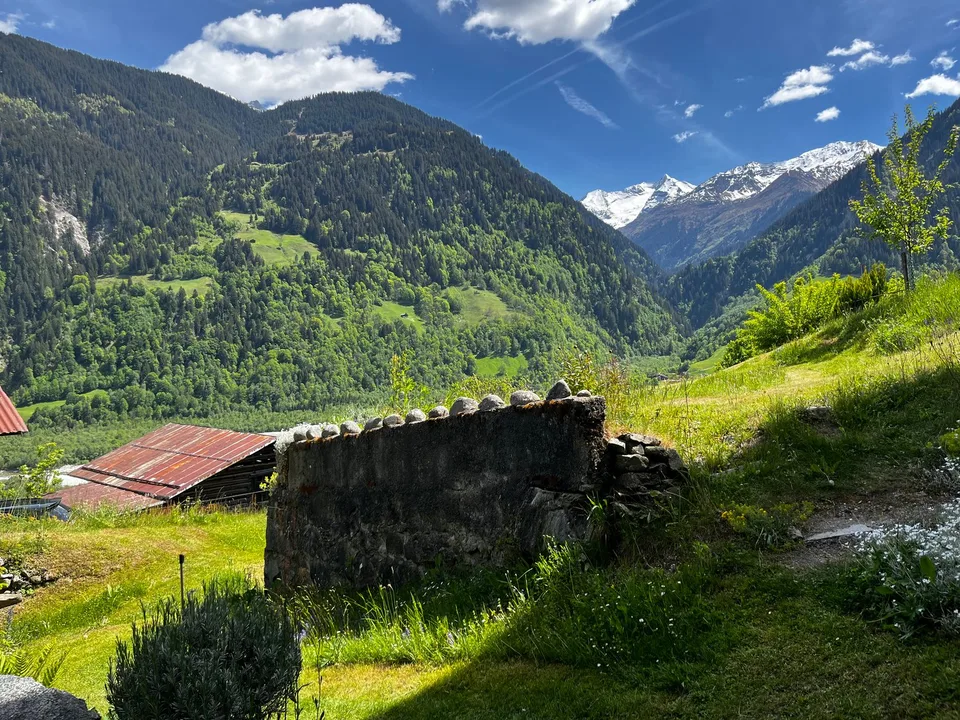 Casa colonica con due fabbricati e panorama montano a Rabius
