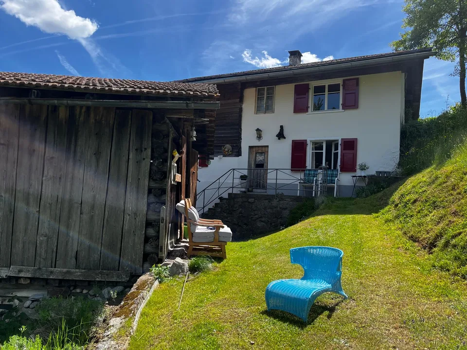 Casa colonica con due fabbricati e panorama montano a Rabius