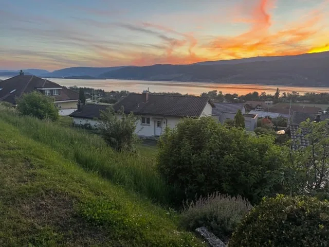 Charmante maison de famille de 5-6 pièces avec vue sur le lac et jardin à Mörigen