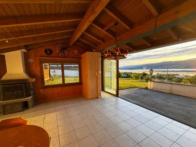 Charmante maison de famille de 5-6 pièces avec vue sur le lac et jardin à Mörigen