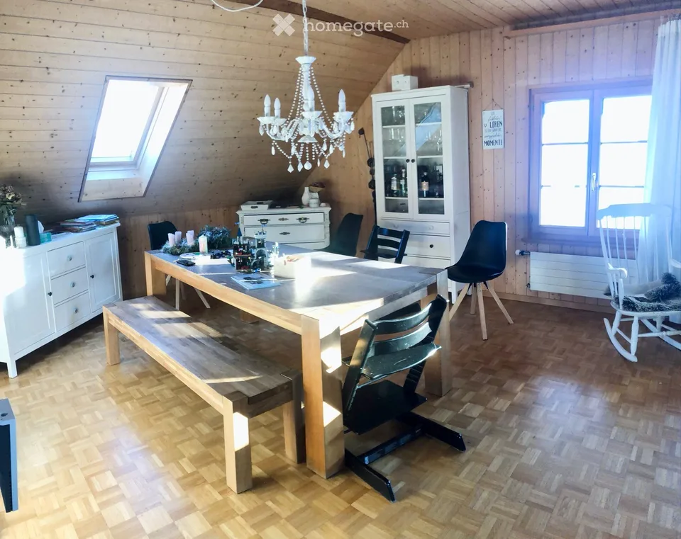 Charmante 3.5-Zimmer-Dachwohnung in ruhiger Lage von Rüedisbach