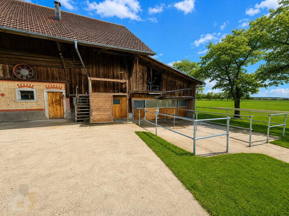 Selbstversorger Stall mit Auslauf für zwei Pferde zusammen