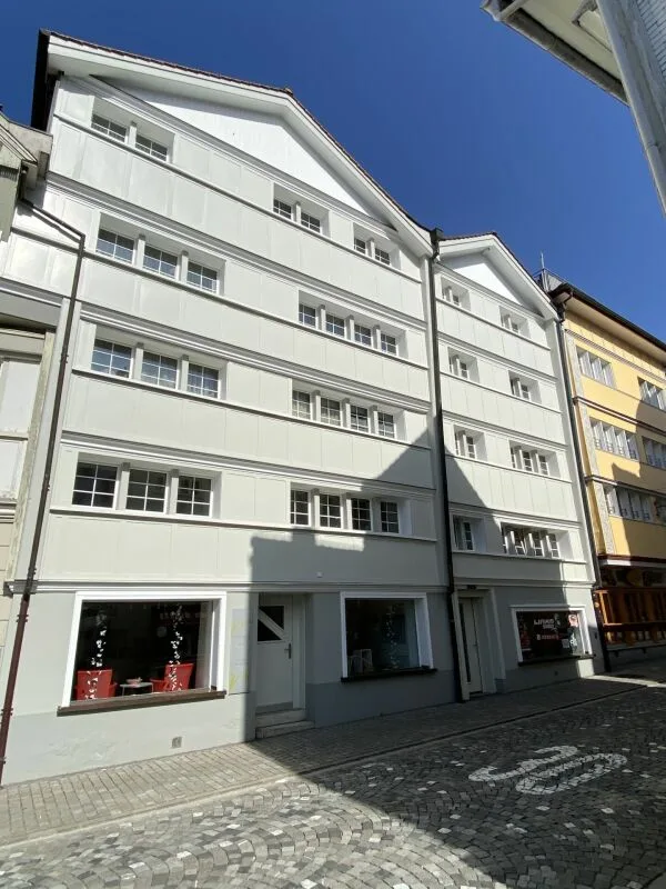 Bijou-Wohnung nahe Zentrum! Raumhöhe 2.12m. Günstig! Hell. Renoviert. 3.0-Zimmer in stilvollem Haus!