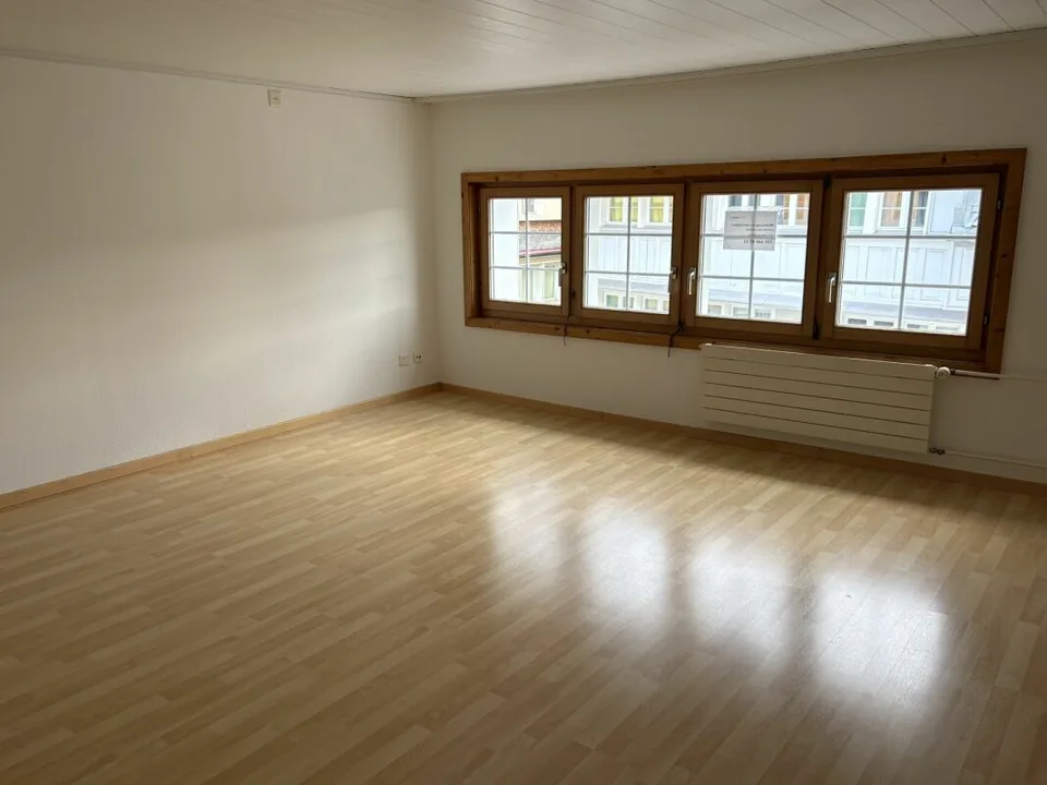 Appartamento grazioso vicino al centro! Altezza della stanza 2,12m. Accessibile! Luminoso. Ristrutturato. 3,0 stanze in una casa elegante!