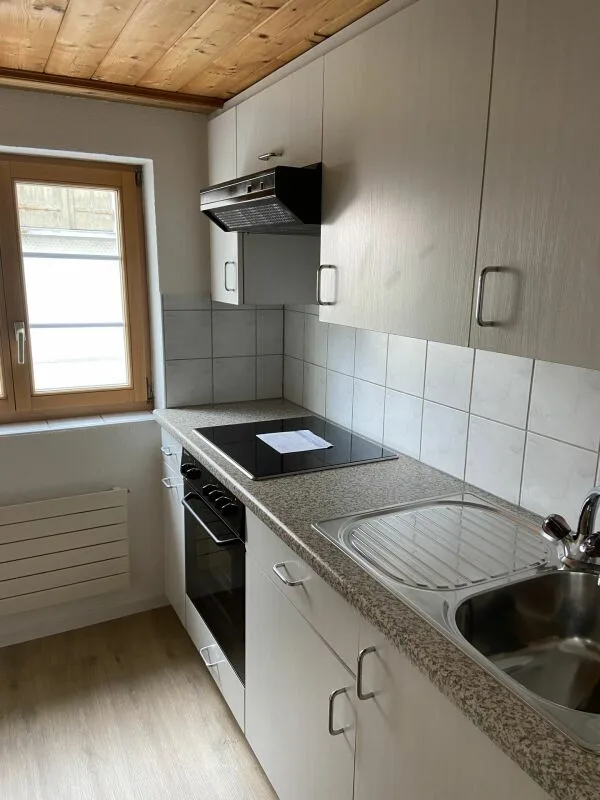 Appartamento grazioso vicino al centro! Altezza della stanza 2,12m. Accessibile! Luminoso. Ristrutturato. 3,0 stanze in una casa elegante!