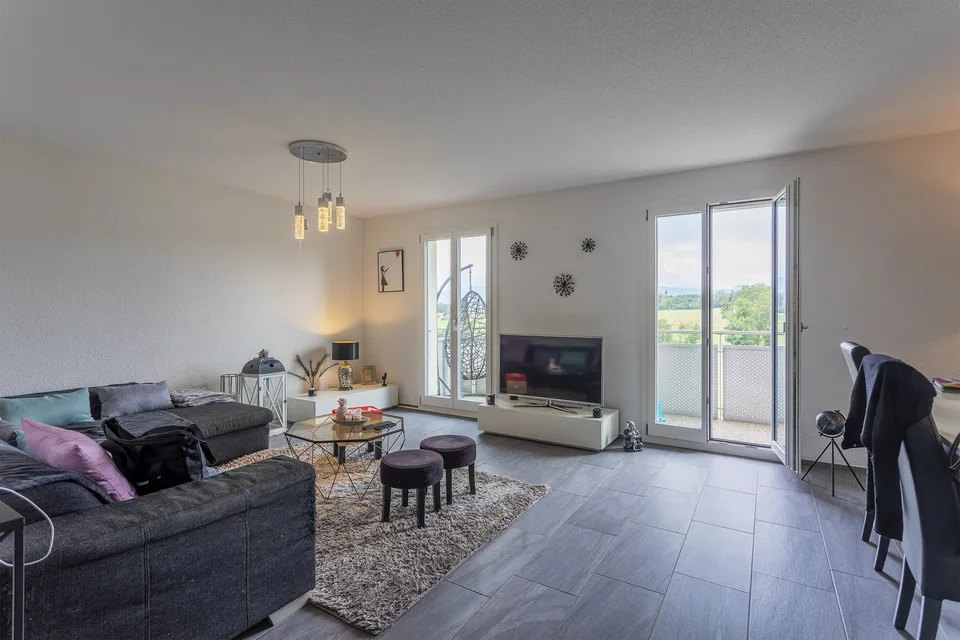 Appartement de 4.5 pièces lumineux avec balcon et place de parc à Onnens