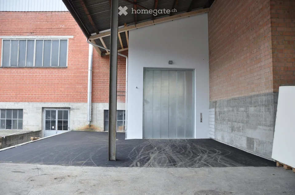 Hall d'usine polyvalent dans un emplacement central de Lausen