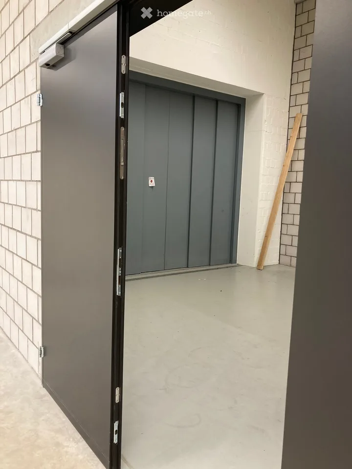 Hall d'usine polyvalent dans un emplacement central de Lausen