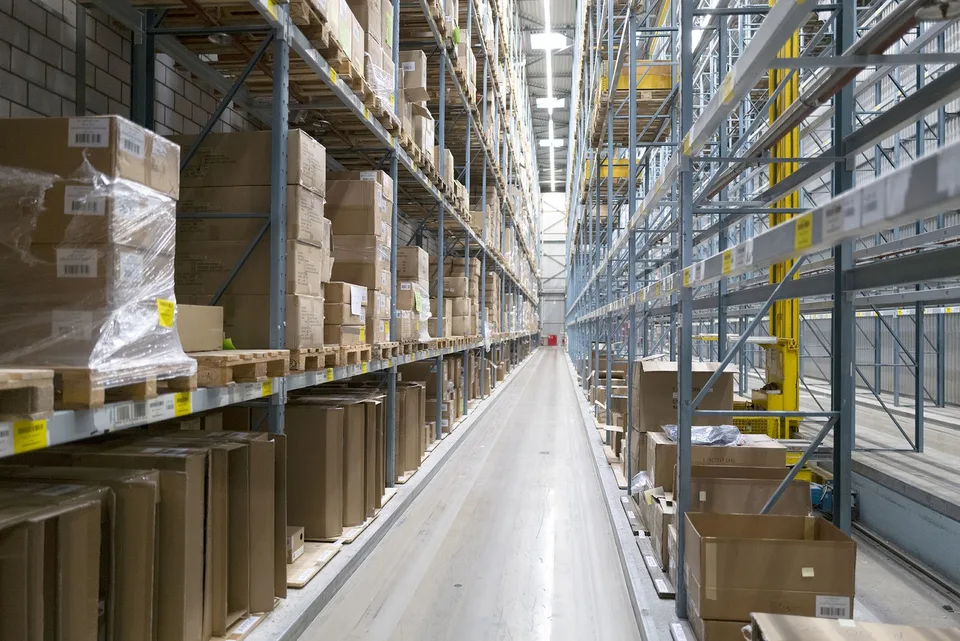 Surfaces logistiques avec zone d'expédition et convoyeurs