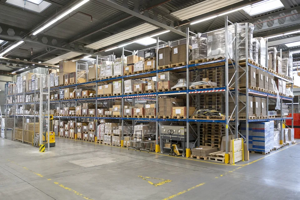 Logistische Flächen mit Versandzone und Förderbändern