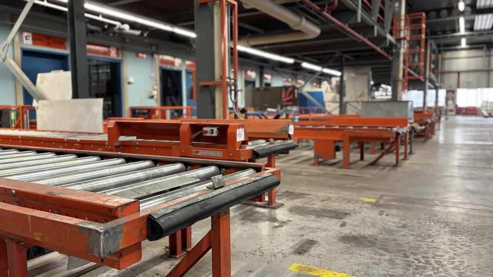Logistical areas with shipping zone and conveyor belts – photo 7 of 7