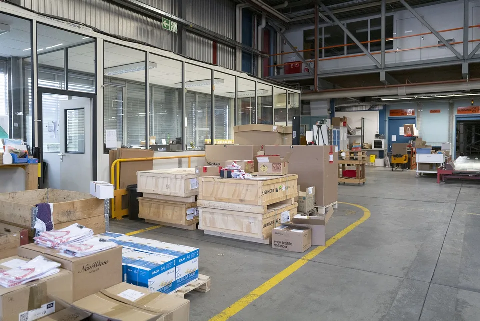 Logistische Flächen mit Versandzone und Förderbändern