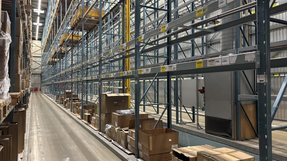 Logistische Flächen mit Versandzone und Förderbändern