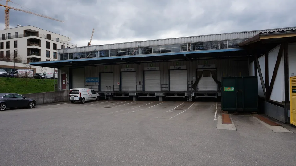 Logistische Flächen mit Versandzone und Förderbändern