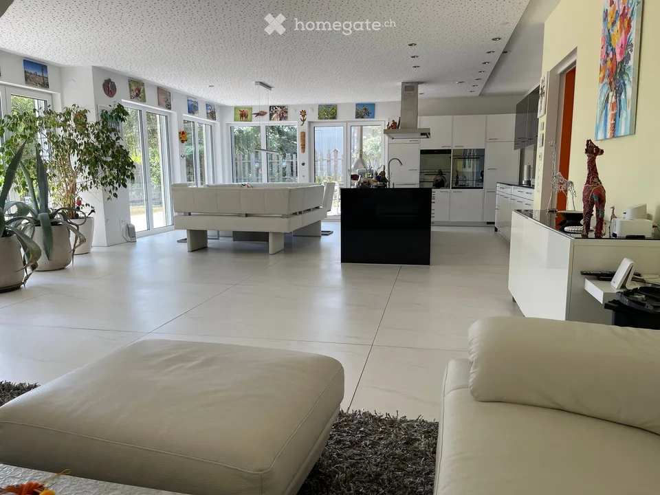 Modernes helles 7.5 Zimmer Einfamilienhaus an schöner, ruhiger Lage mit Umschwung