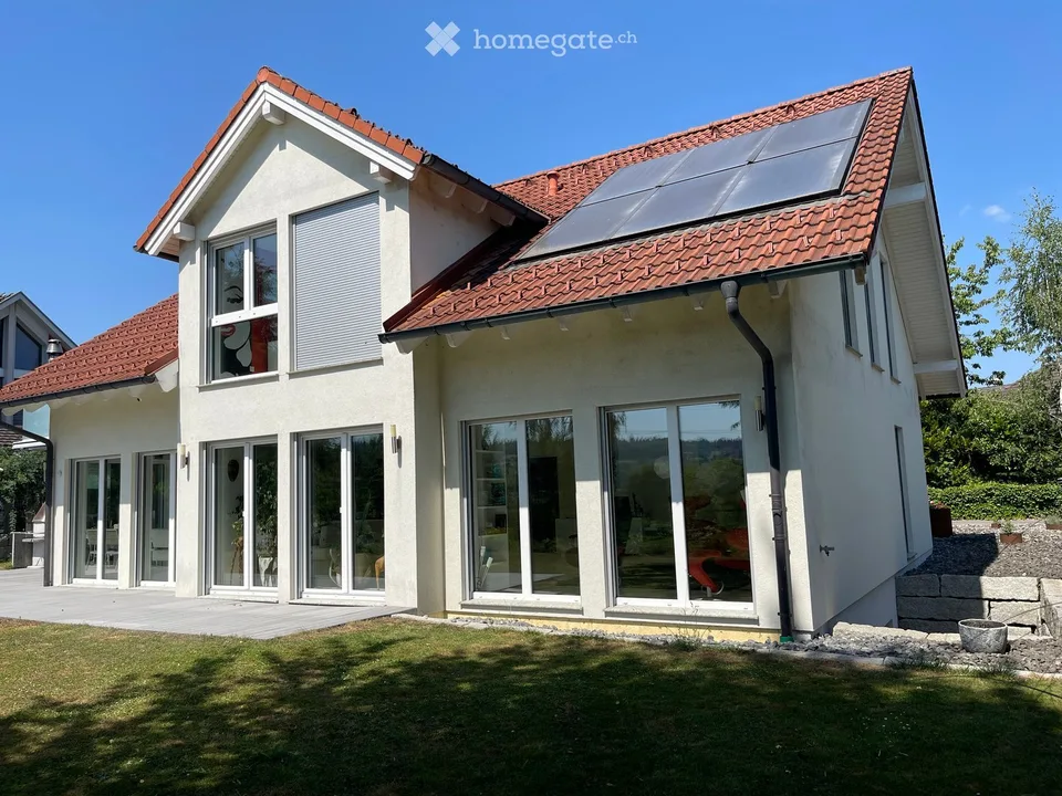 Modernes helles 7.5 Zimmer Einfamilienhaus an schöner, ruhiger Lage mit Umschwung