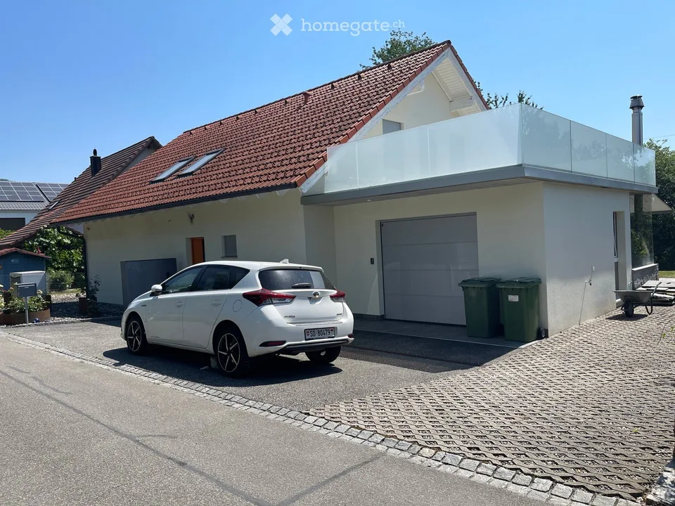 Modernes helles 7.5 Zimmer Einfamilienhaus an schöner, ruhiger Lage mit Umschwung