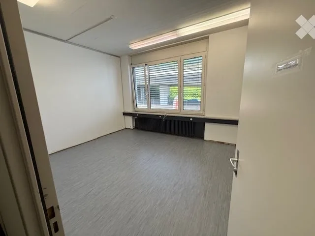 Schönes Büro,  an der Sihl (Strassenseite)