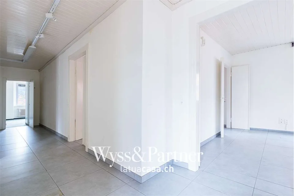 Chiasso, bureau de 150 m² + local séparé – photo 8 sur 10