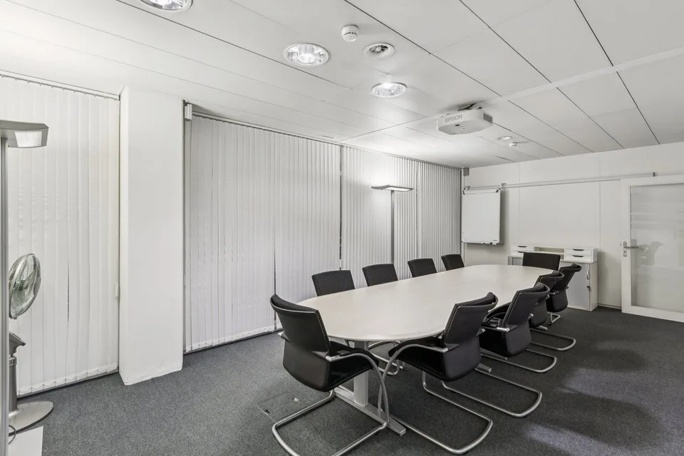 Ufficio arredato in posizione ottimale - disponibile per l'occupazione immediata – foto 11 di 12