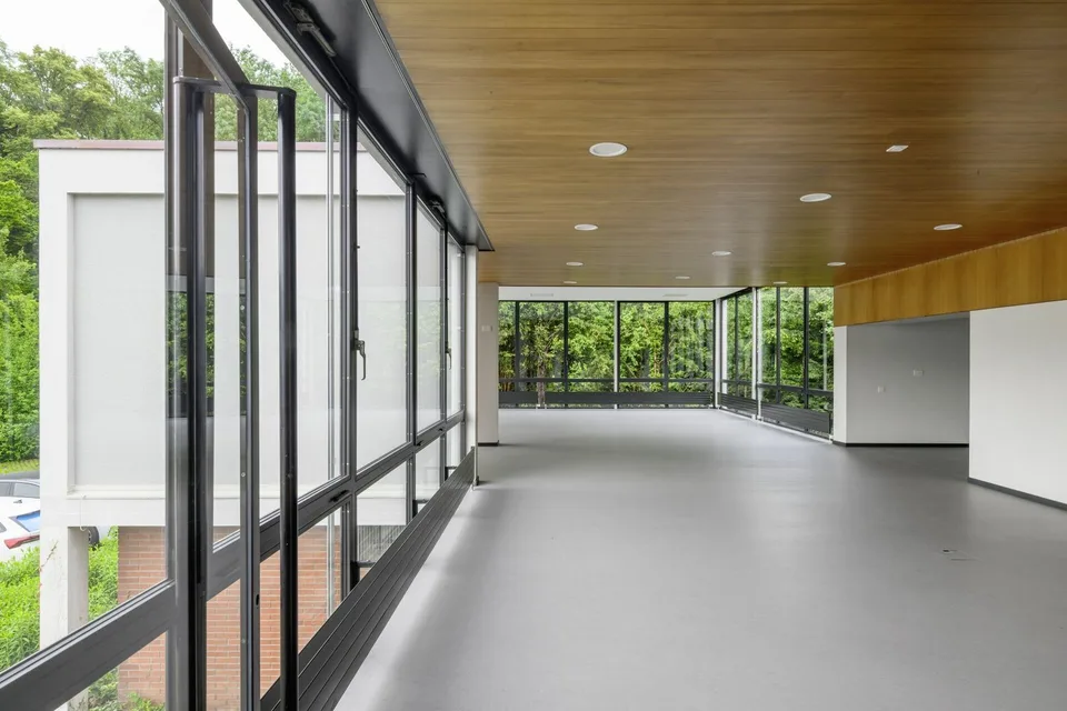 Espace de bureau dans le pavillon d'entrée classé