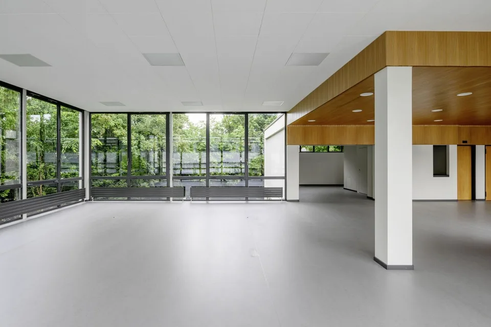 Espace de bureau dans le pavillon d'entrée classé
