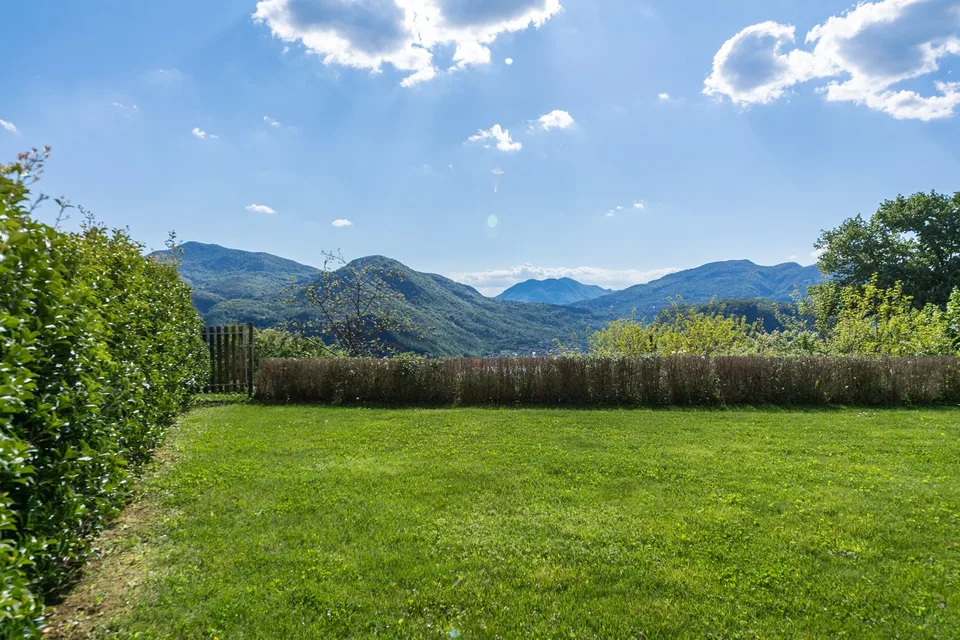 COLLINA D'ORO - AFFITTASI INCANTEVOLE APPARTAMENTO CON GIARDINO PRIVATO E VISTA LAGO (rif. 001) – foto 10 di 19