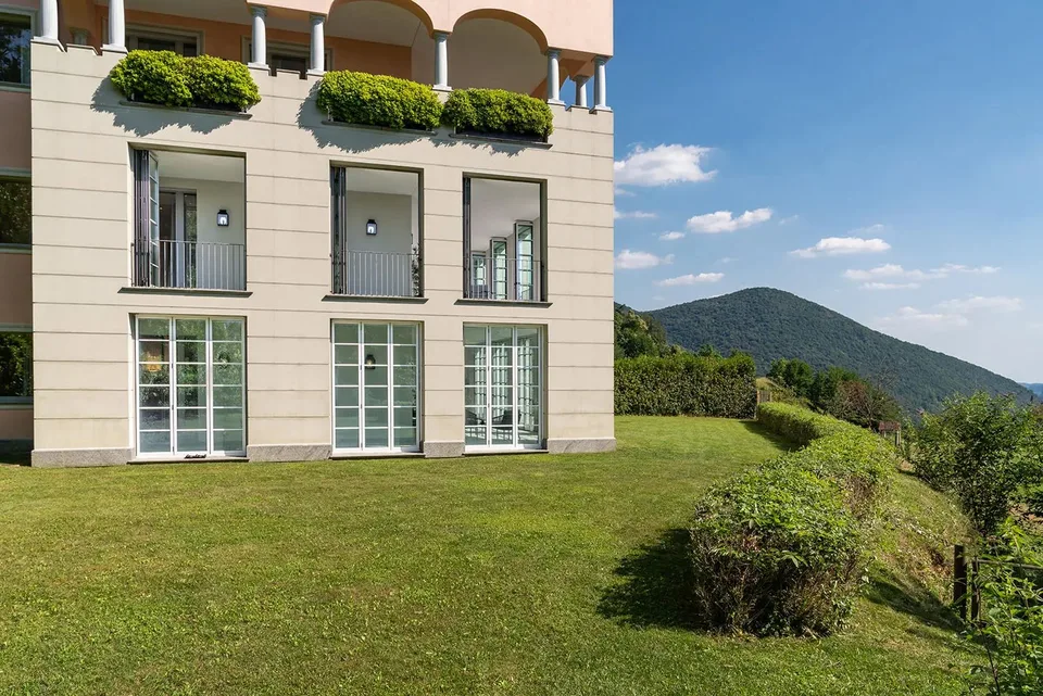 COLLINA D'ORO - AFFITTASI INCANTEVOLE APPARTAMENTO CON GIARDINO PRIVATO E VISTA LAGO (rif. 001)
