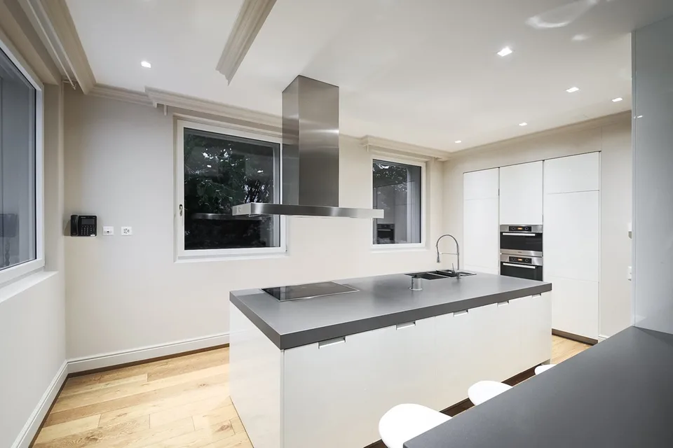 COLLINA D'ORO - AFFITTASI INCANTEVOLE APPARTAMENTO CON GIARDINO PRIVATO E VISTA LAGO (rif. 001)