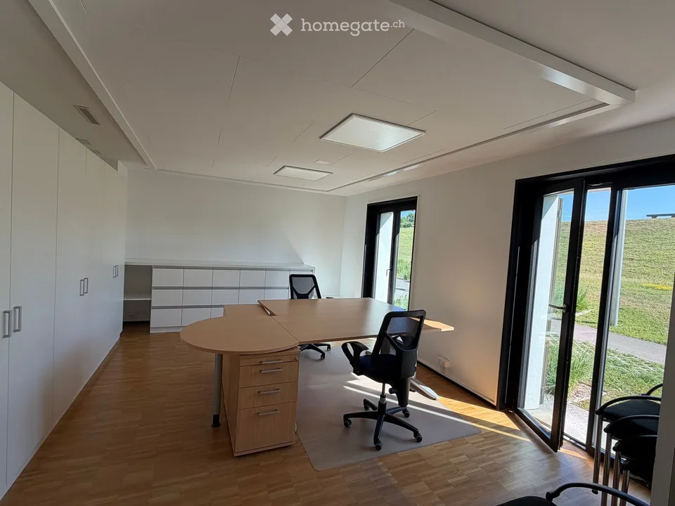 Möbliertes Atelier/Büro im EG zu vermeiten